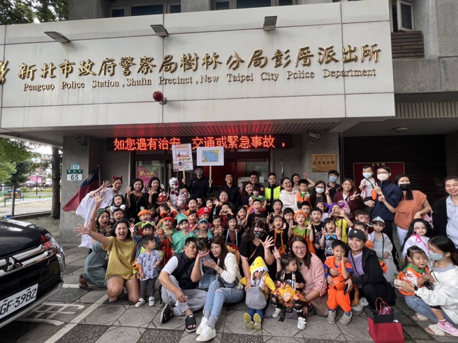 幼兒園小朋友跟家長老師，與派出所警員合照。（警方提供）
