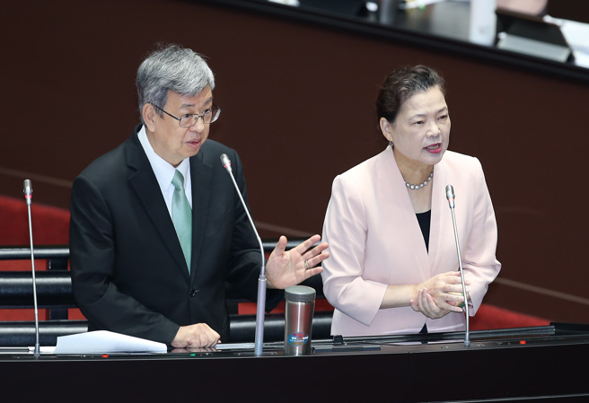行政院长陈建仁（左）与经济部长王美花（右）31日在立法院答询。（姚志平摄）