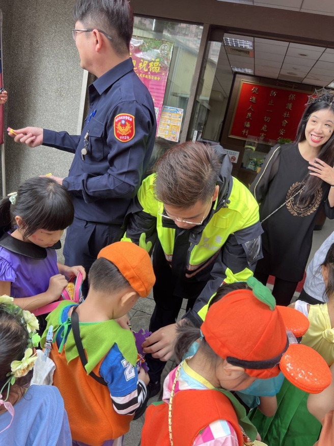 警員拿出早就準備的糖果，發給小朋友們。（警方提供）