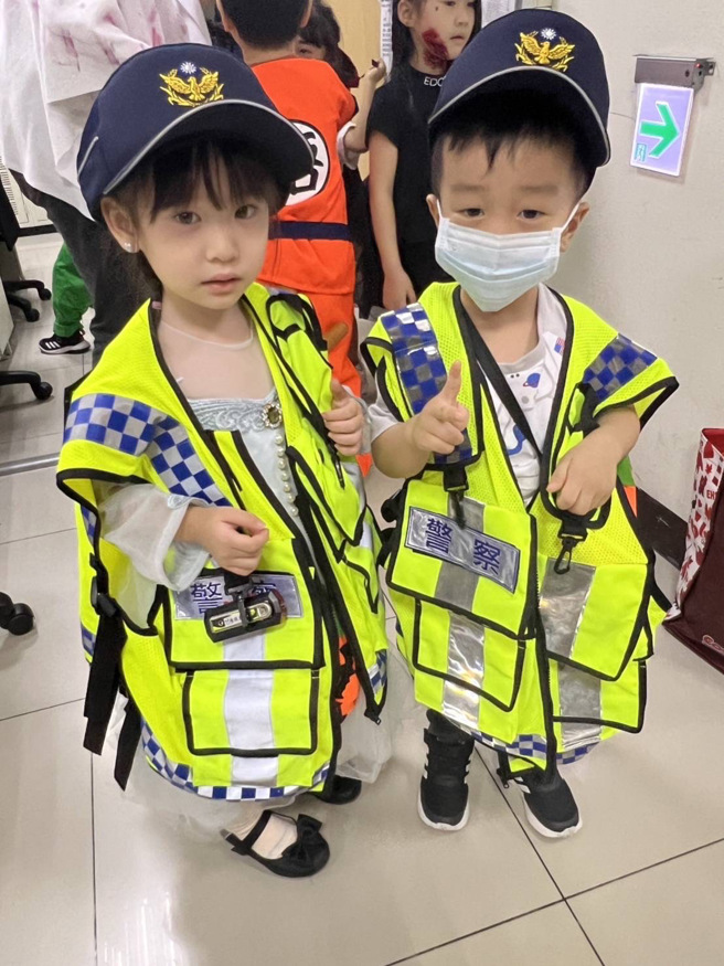 小朋友穿警察背心合照。（警方提供）