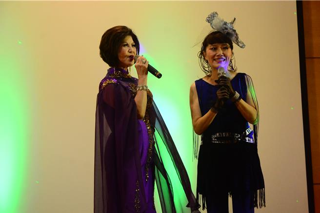 藝人黃金蓮主持功力十足，與歌手劉晏潔（右）跟長輩同歡。（王志偉攝）