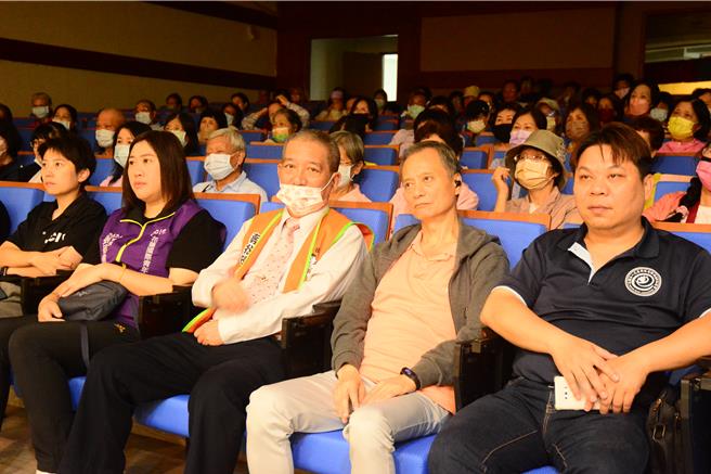 旺旺文教基金會主任周哲仁（左三）到花蓮舉行公益演唱會。（王志偉攝）