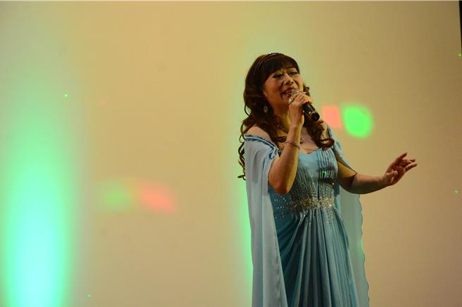 歌手劉明珠一首《追追追》，氣氛超嗨。（王志偉攝）