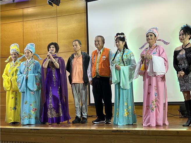 旺旺集團今天在花蓮衛生局禮堂舉行公益演唱會，壓軸《梁祝樓台會》，長輩更是齊聲大合唱（王志偉攝）