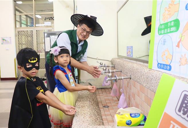 教育局長謝文斌31日化身魔法師，到中崙非營利幼兒園教導孩童正確洗手，防範腸病毒入侵。（教育局提供／任義宇高雄傳真）