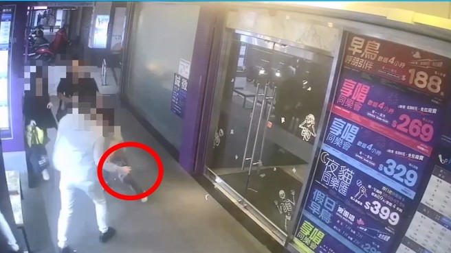 林男持隨身攜帶的折疊刀攻擊楊男。（警方提供）