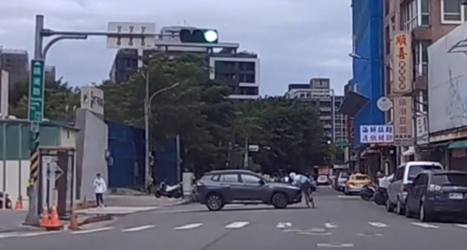 休旅车迴转未注意到单车老妇，直接将老妇撞倒。（翻摄爆料公社）