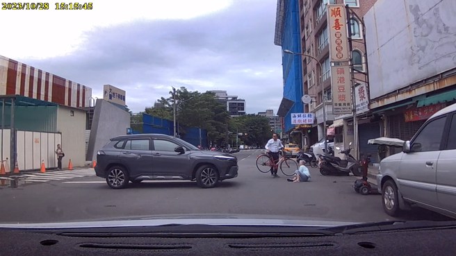 休旅车驾驶下车察看，把老妇的单车放置路旁。（翻摄爆料公社）