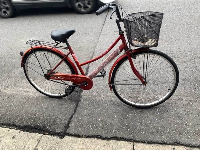 老妇当时骑乘的单车。（警方提供）