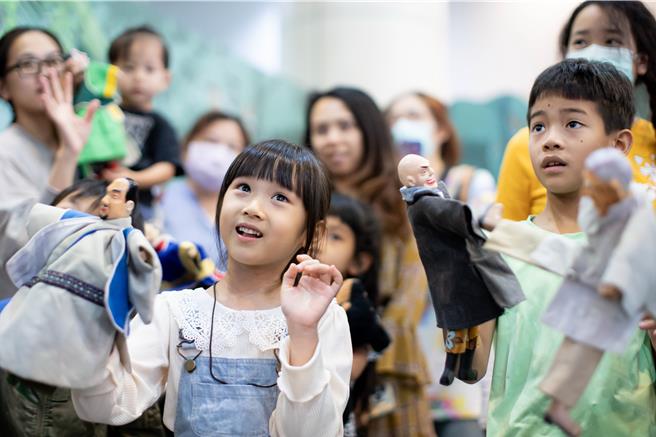 《吉娃斯勇闯科博馆》2023年11月4日起的连续3个周末演出，每日3场，每日第2场次将额外推出布袋戏教育体验活动，让小朋友有机会亲手操控戏偶。（科博馆提供／陈淑芬台中传真）