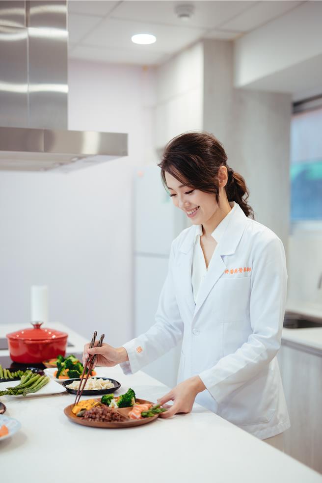 氣候轉涼，許多民眾紛紛感染流感或過敏。對此營養師許睿慈指出，可透過補充蔬果、益生菌、維生素、以及攝取優質蛋白質等方式，從飲食方面增強身體免疫力，這才是預防相關症狀的治本方法。（營養師許睿慈提供／徐佑昇基隆傳真）