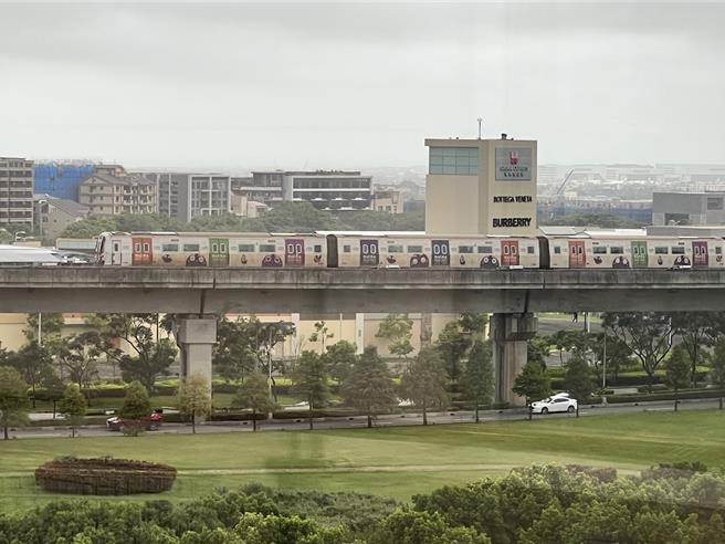 桃园机场捷运平均15分钟一班车，民眾向议员黄敬平抱怨候车时间太长，等到怀疑人生。（蔡依珍摄）