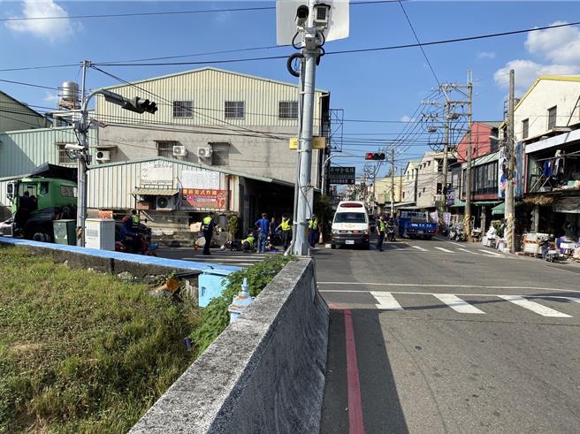 台中市大里區傳婦人遭大車輾斃憾事！65歲李姓婦人31日下午騎車於美群路與中興路一段2巷口停等紅燈，未料，起步時竟遭62歲李男駕駛的曳引車右轉撞上倒地，送往亞大醫院急救仍不幸身亡。（民眾提供／潘虹恩台中傳真）