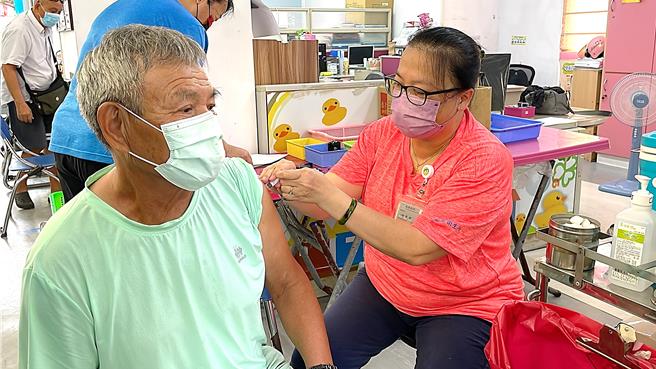 台東縣公費流感疫苗第1階段施打情形踴躍，截至10月23日接種使用率已達6成1，第2階段對象為50至64歲無高風險慢性病成人，將於11月1日起開放接種。（蕭嘉蕙攝）