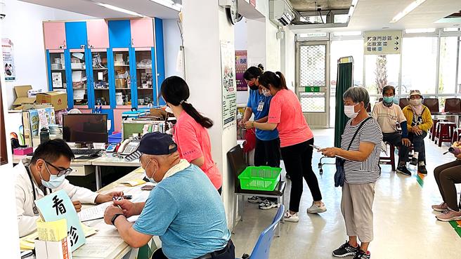 為便利民眾施打流感疫苗，衛生福利部疾病管制署和全聯福利中心合作，11月7日、11日分別於太麻里店及漢陽店設立接種站。（蕭嘉蕙攝）