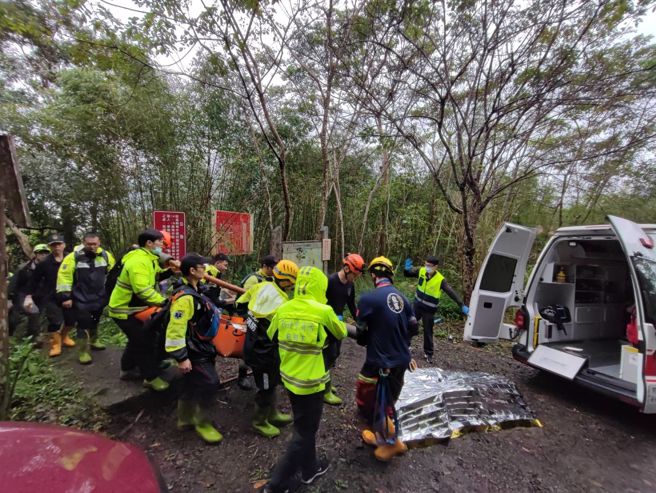 60岁王姓男子前往新北乌来哈盆古道，途中不慎滑落深约100多公尺边坡，消防局出动17车35人前往救援，林务局亦派出5位森林护管员前往协助。（图／民眾提供）