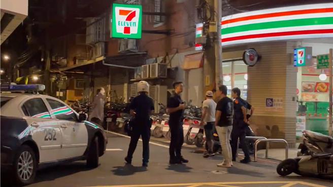 警方获报到场，将打人的2人带回侦办。（民眾提供）