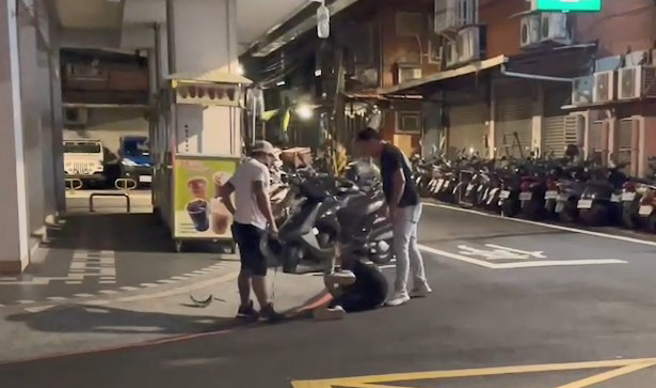 男子因为债务，遭2名好友当街痛殴。（警方提供）