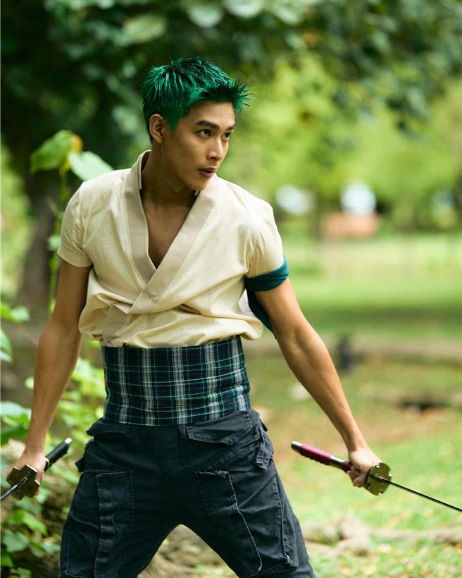 黄丞邦为万圣节扮装还原航海王的索隆角色。（三立提供）