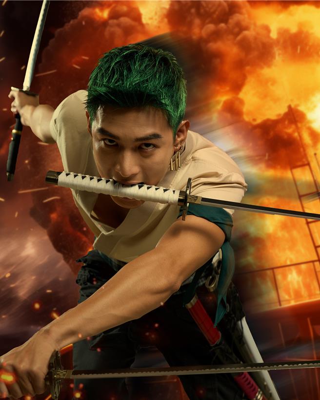 黄丞邦欣赏索隆的剑术打斗戏。（三立提供）