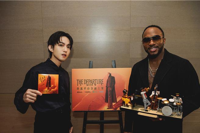 韦喆（右）31日举办记者会，邀来恩师林宥嘉到场祝贺。（川流音乐娱乐有限公司提供）