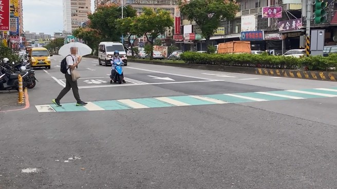 行人過馬路時，完全沒有注意到救護車靠近。（翻攝臉書我愛消防車）