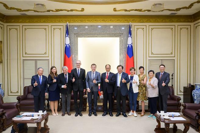 立法院长游锡堃今(31)日接见欧洲议会友台小组，游锡堃强调，欧盟是台湾坚定的盟友，呼吁民主同盟国持续团结，共同遏止威权体制对外扩张。（立法院提供）