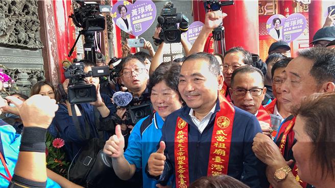 柯侯在宜蘭同台參加活動，現場人潮壅擠。（吳佩蓉攝）