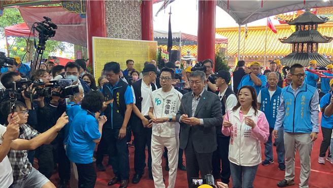 柯侯在宜蘭同台參加活動，現場人潮壅擠。（吳佩蓉攝）