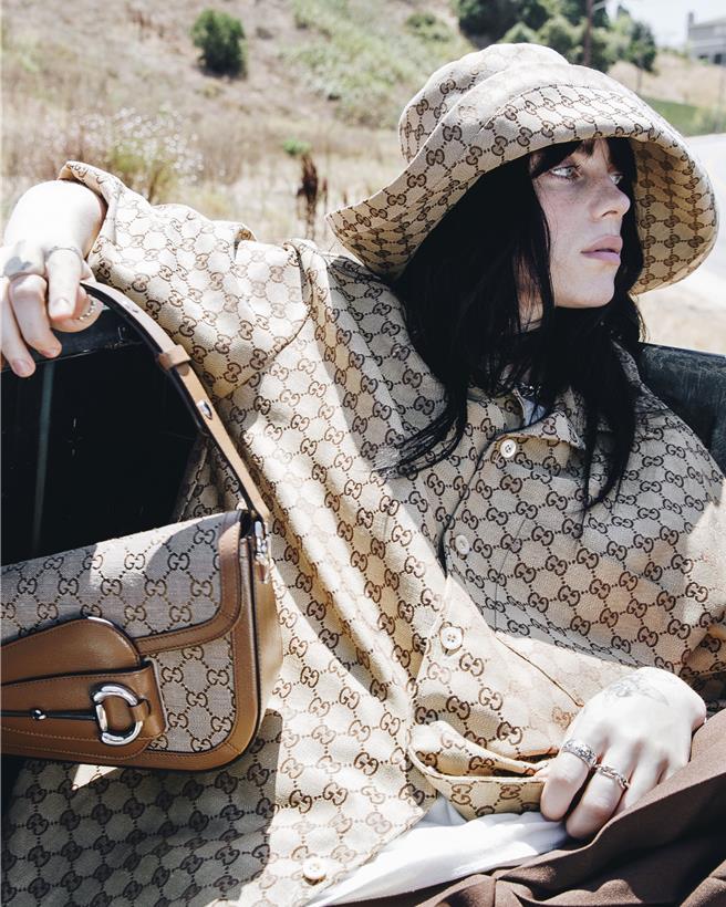 「怪奇比莉」Billie Eilish为Gucci 新推出的Horsebit 1955「怪奇包」拍摄全新形象广告。（Gucci 提供／林欣仪台北传真） 
