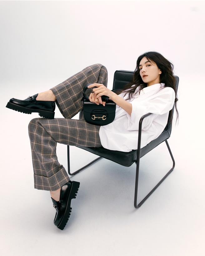 ELLA演绎Gucci Horsebit 1955经典肩背包。（Gucci 提供／林欣仪台北传真） 