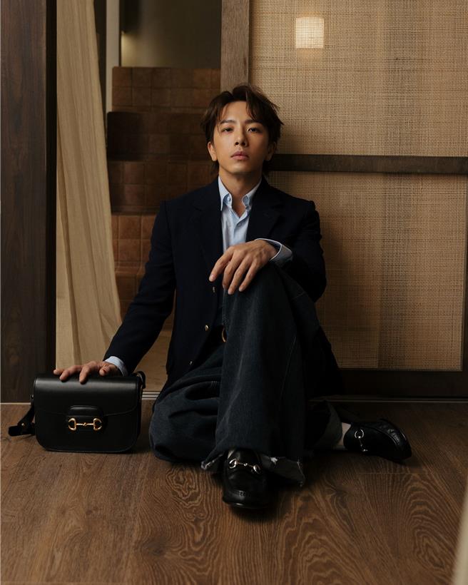 坤达演绎Gucci Horsebit 1955经典肩背包。（Gucci 提供／林欣仪台北传真）