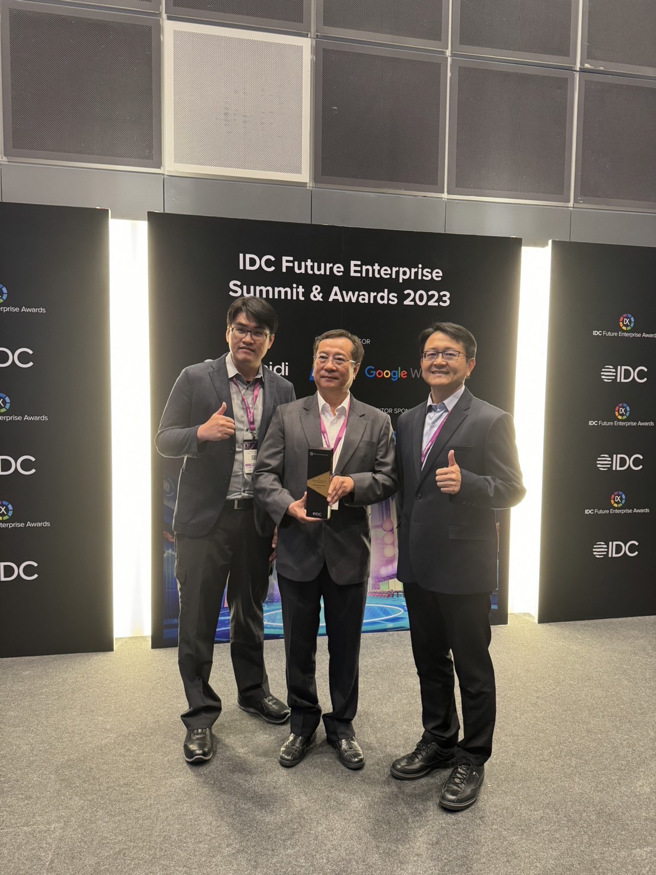 台北市消防局119高效能勤务派遣系统，荣获IDC亚太区「未来企业大奖(Future Enterprise Awards)-智慧城市-最佳数位政策奖」，今31日假新加坡新达城国际会议展览中心受奖。（图／消防局提供）
