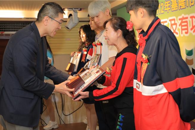 基隆市體育會31日晚間在北都大飯店舉辦「國民體育日優良志工及有功團體績優人員表揚大會」，市長謝國樑（左一）、議長童子瑋及多位議員都親臨頒獎與祝賀。（基隆市政府提供／徐佑昇基隆傳真）