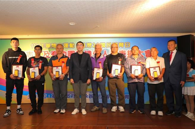基隆市體育會31日晚間在北都大飯店舉辦「國民體育日優良志工及有功團體績優人員表揚大會」，市長謝國樑、議長童子瑋及多位議員都親臨頒獎與祝賀。圖為基隆市長謝國樑（左四）、基隆市體育會理事長鄭錦洲（右一）與眾多體育有功人員表揚合影。（基隆市政府提供／徐佑昇基隆傳真）