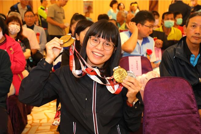基隆市體育會31日晚間在北都大飯店舉辦「國民體育日優良志工及有功團體績優人員表揚大會」，市長謝國樑、議長童子瑋及多位議員都親臨頒獎與祝賀。圖為選手分享獎牌榮耀。（基隆市政府提供／徐佑昇基隆傳真）