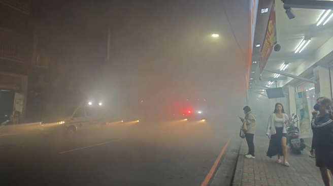 新庄化成路全都是火警冒出的浓烟。（民眾提供）