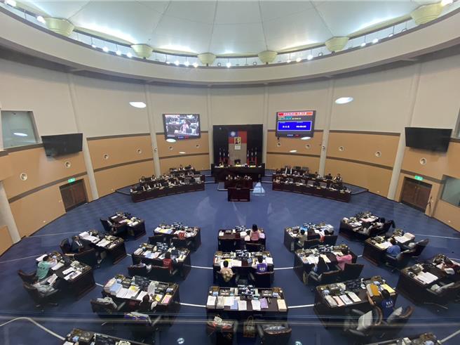 花莲县议会第20届第2次定期大会开议，昨进行一读会，却发生议长张峻因为与议员笛布斯疑意见相左，关闭麦克风一事，但双方都有话说。（花莲县议会提供）