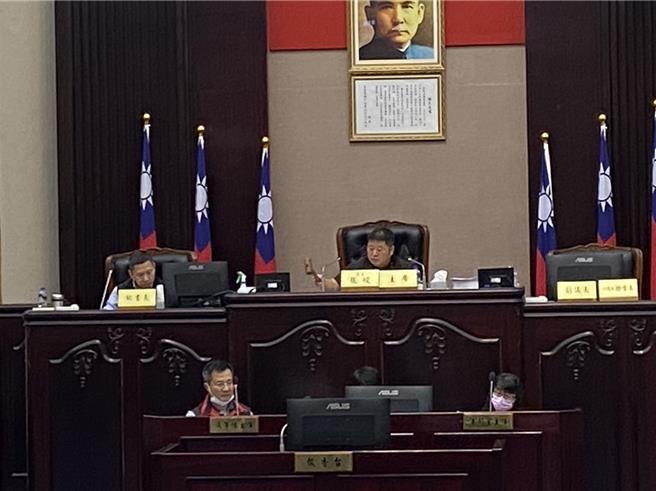  花莲县议会第20届第2次定期大会开议，主持会议得议长张峻关闭议员麦克风遭致抨击，不过张峻回击政治操作，大可不必。（花莲县议会提供）