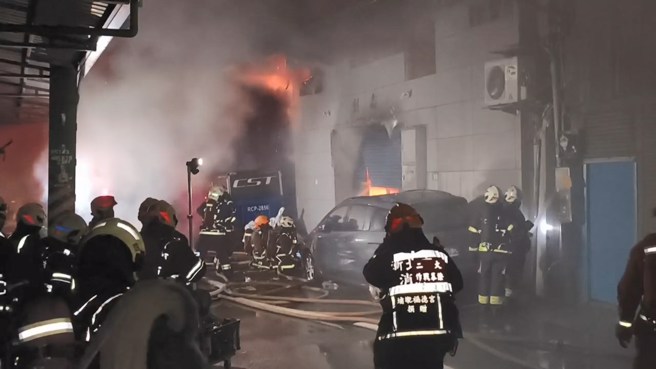 消防队在现场射水灌救。（翻摄画面）