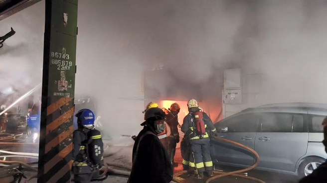 消防队在现场射水灌救。（翻摄画面）