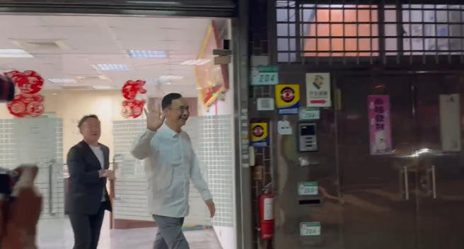 今晚10點朱、柯、侯三位「主帥」將首度談判，朱立倫在離開時面對記者提問回應「明天再跟大家報告！」。（翻攝畫面）