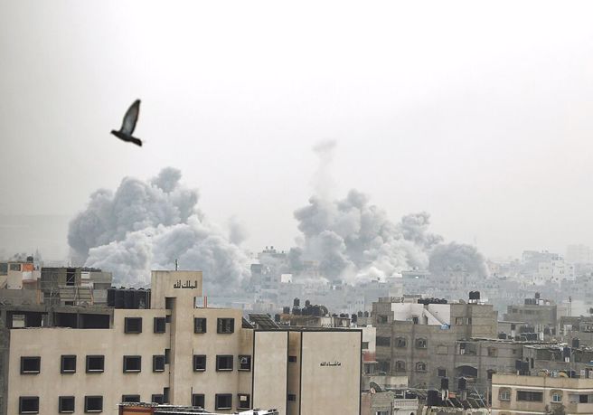 以軍轟炸加薩市，造成濃煙升起。（新華社）