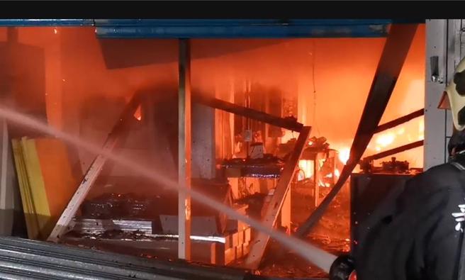 新北市新庄10月31日晚间发生工厂火警，警消正在抢救中。（新北市消防局提供／吕健豪新北传真）