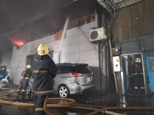 新北市新庄10月31日晚间发生工厂火警，警消正在抢救中。（新北市消防局提供／吕健豪新北传真）