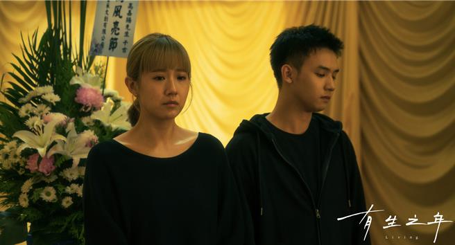 方志友與謝展榮飾演母子，劇中悲痛出席車禍過世的老公葬禮。（TVBS提供）
