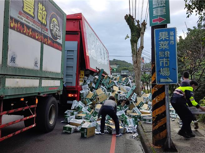 基隆市基金一路1日上午发生大货车疑似未綑扎妥当，导致其所载运数量庞大的啤酒侧翻在路上的意外，也直接导致基金一路及周边道路严重交通回堵。（翻摄照片／张志康基隆传真）