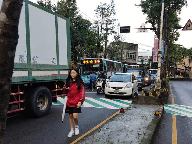 基隆市基金一路1日上午发生大货车疑似未綑扎妥当，导致其所载运数量庞大的啤酒侧翻在路上的意外，也直接导致基金一路及周边道路严重交通回堵。（翻摄照片／张志康基隆传真）