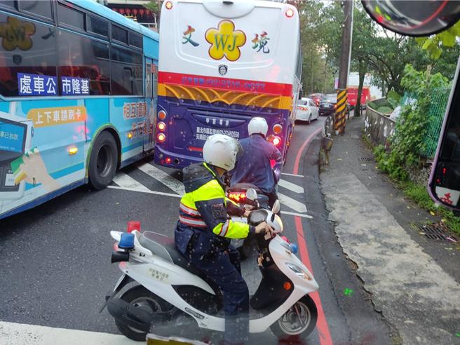 基隆市基金一路1日上午发生大货车疑似未綑扎妥当，导致其所载运数量庞大的啤酒侧翻在路上的意外，也直接导致基金一路及周边道路严重交通回堵。（翻摄照片／张志康基隆传真）