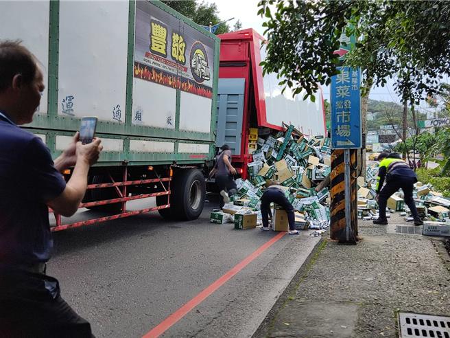 基隆市基金一路1日上午发生大货车疑似未綑扎妥当，导致其所载运数量庞大的啤酒侧翻在路上的意外，也直接导致基金一路及周边道路严重交通回堵。（翻摄照片／张志康基隆传真）